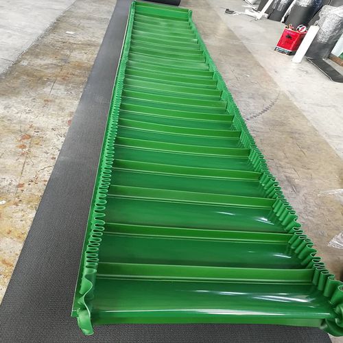 綠色PVC食品輸送帶加裙邊擋板 廠家貨源與現貨解析
